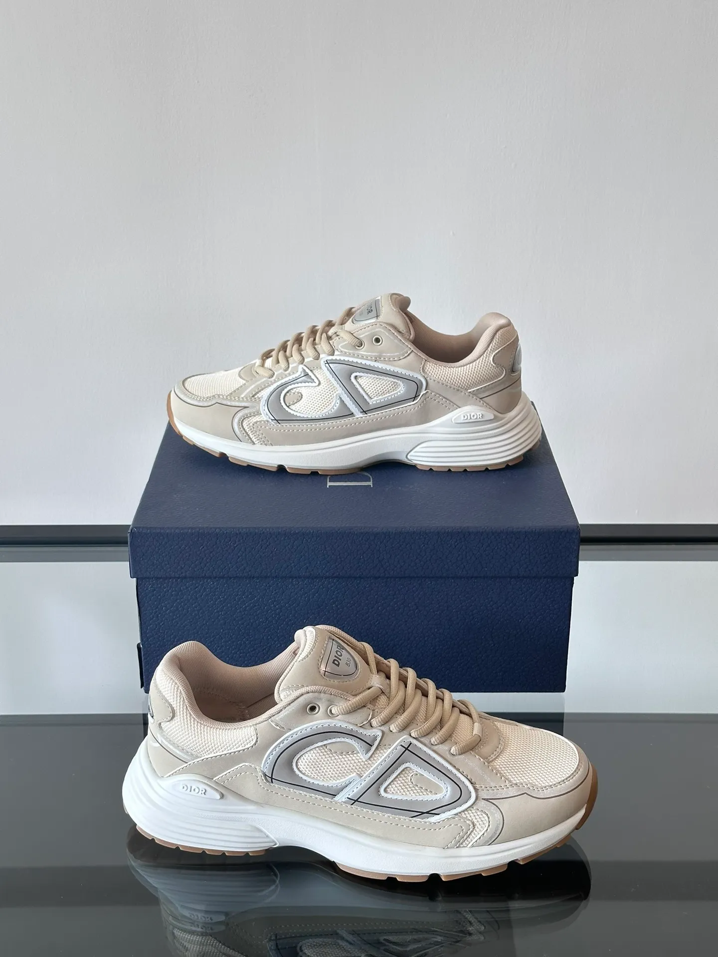 Men's Men's Shoes 💰p440 "Dio*" Dior B30 series sports shoes, multi-color mesh fabric and multi-color technical fabrics, this season's new B30 low-top sports shoes are one of the flagship styles of the series. Crafted from multicolor mesh and technical fabrics, it's finished with a reflective "CD30" graphic and silver-toned "DIOR B30" and "CD30" logos on the heel and tongue. An extra-light, sculpted rubber sole with signature accents adds style, while internal stretch details create ideal comfort. It can be matched with various casual styles to show a fashionable and modern sports style. Size: 38-44 (45-46 customized)